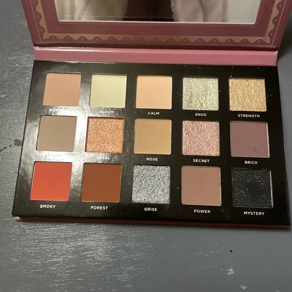 Ace Beaute eyeshadow palette - Picture 2 of 2